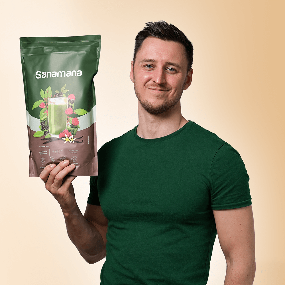 Jasper Caven mit einem Beutel Sanamana in der Hand