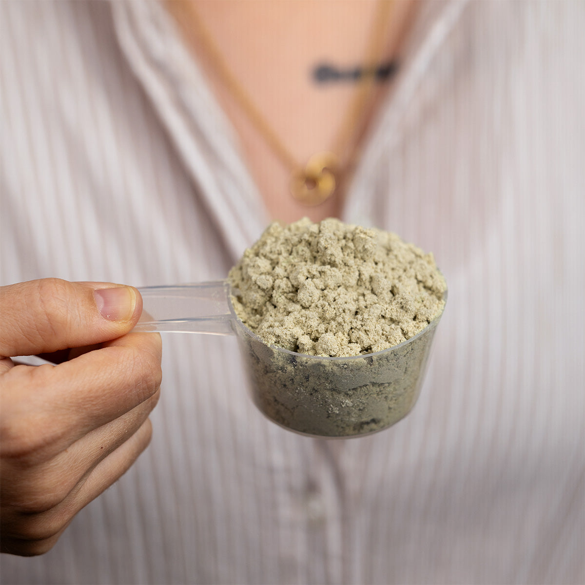 Ein Messlöffel Sanamana Shake Pulver.